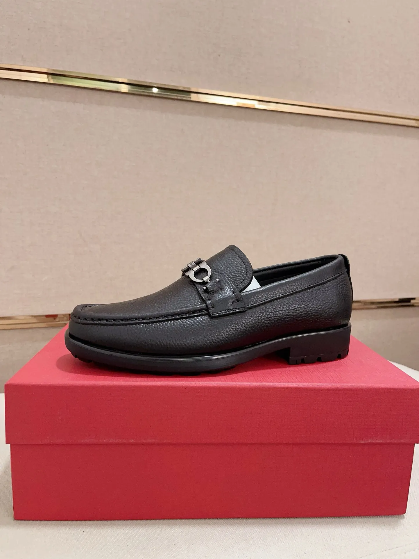 Men's shoes💰: 560💰 High version Ferragamo quality! 🆕🆕Exclusive hot-selling products in stock🔥🔥New products on the shelves, high-quality shoes, high-end driving shoes, with complete packaging! 💪 💪 Material: imported patented cowhide 🐂 + imported high-quality water-dyed cowhide lining + wear-resistant outsole 👍🏻👍🏻 Features: high-end and comfortable, purely handmade 🚀 🚀 Create the perfect shoes that suit you best 🔥 🔥 Size: (38-44) Can be customized 45 non-returnable!